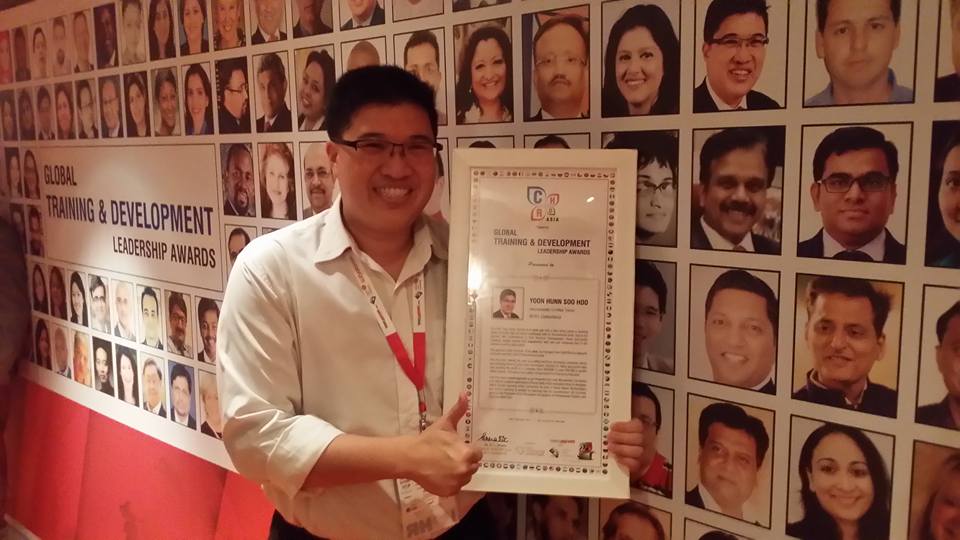 Soo Hoo Yoon Hunn receiving Global Training & Development Leadership Award